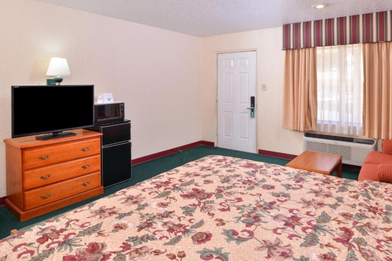 Americas Best Value Inn Lubbock East Bagian luar foto