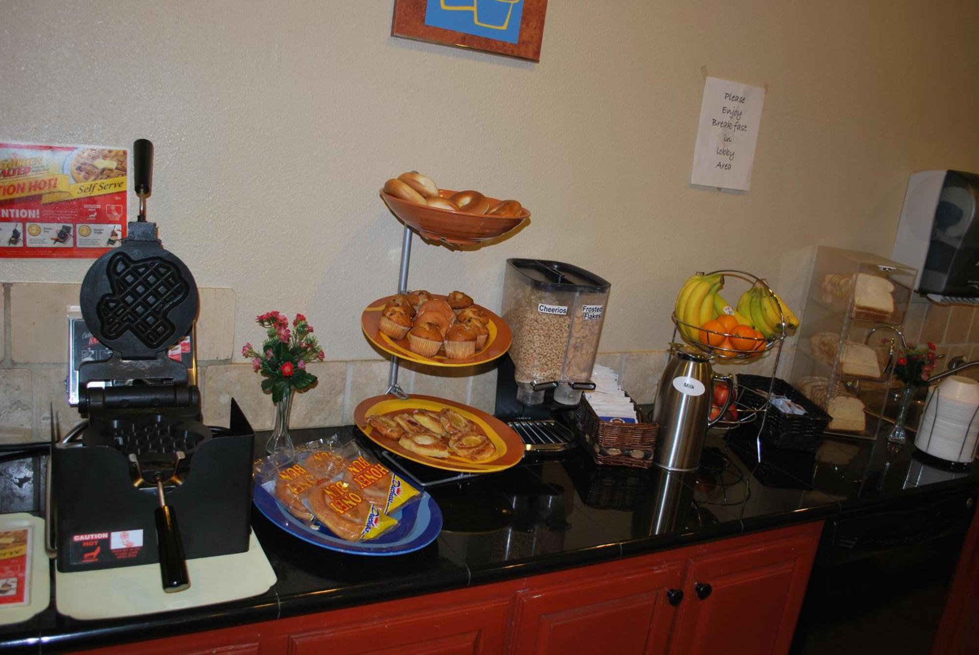 Americas Best Value Inn Lubbock East Bagian luar foto
