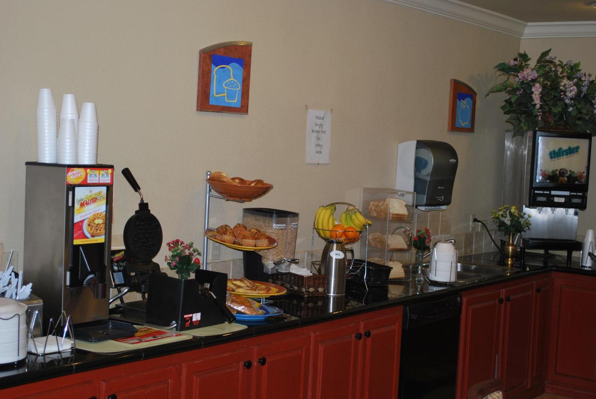 Americas Best Value Inn Lubbock East Bagian luar foto