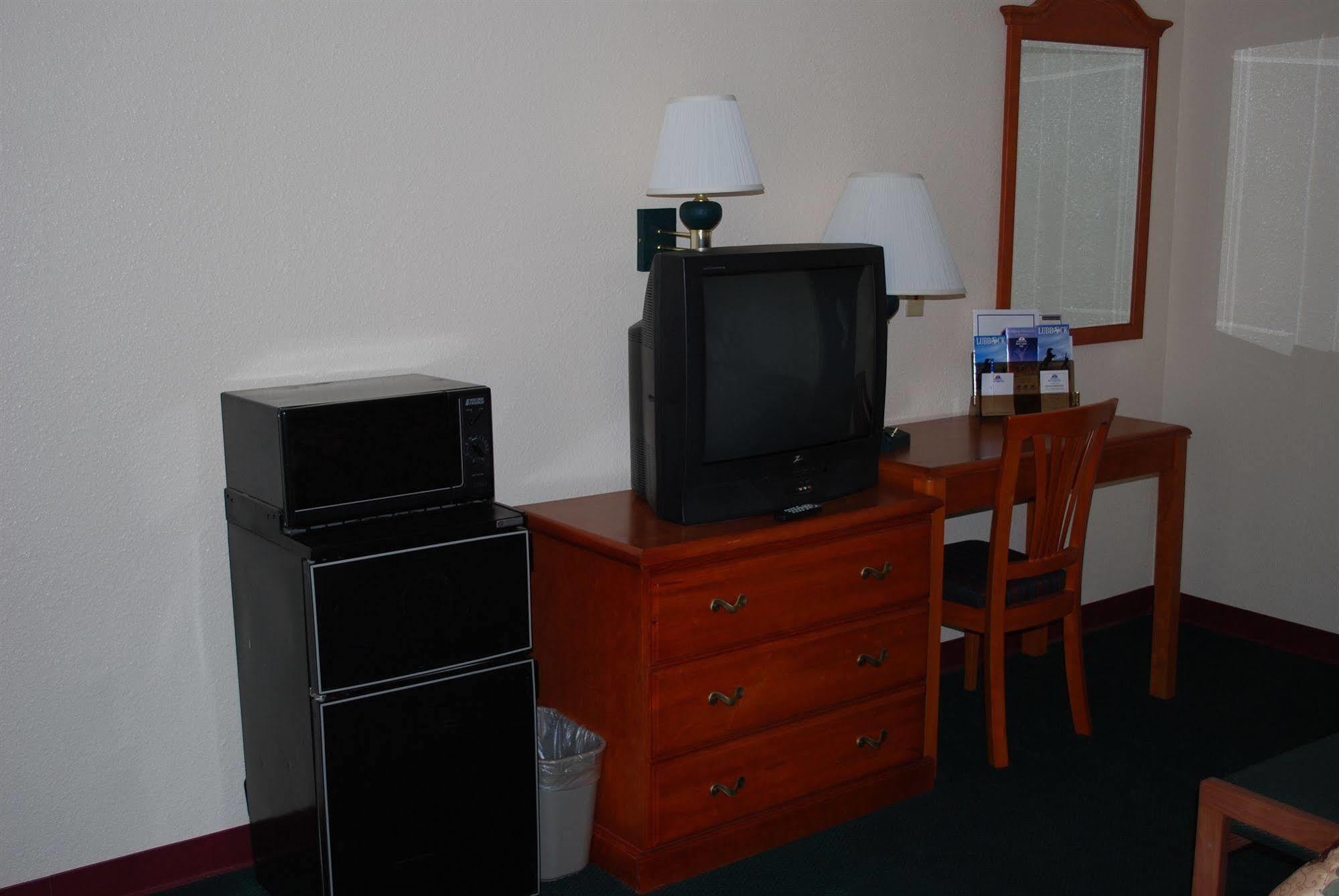 Americas Best Value Inn Lubbock East Bagian luar foto