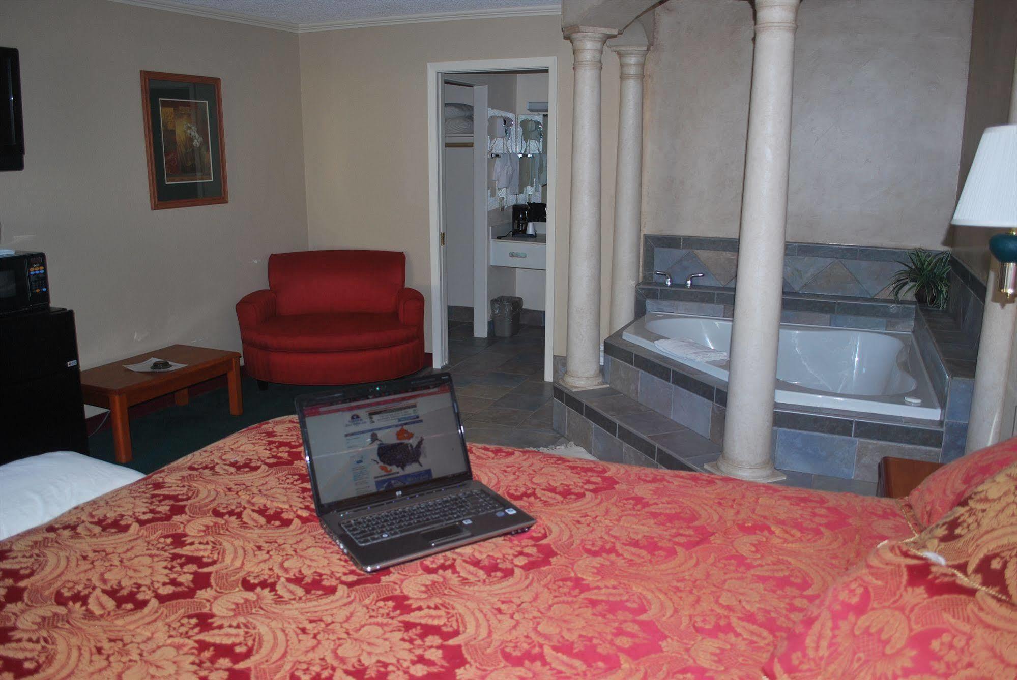 Americas Best Value Inn Lubbock East Bagian luar foto