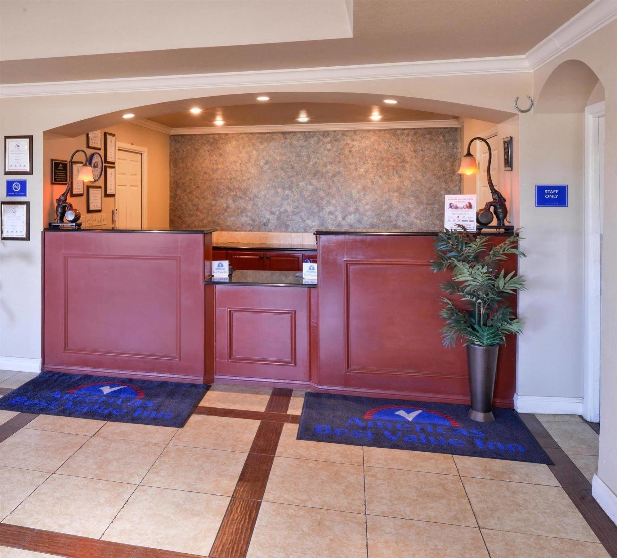 Americas Best Value Inn Lubbock East Bagian luar foto