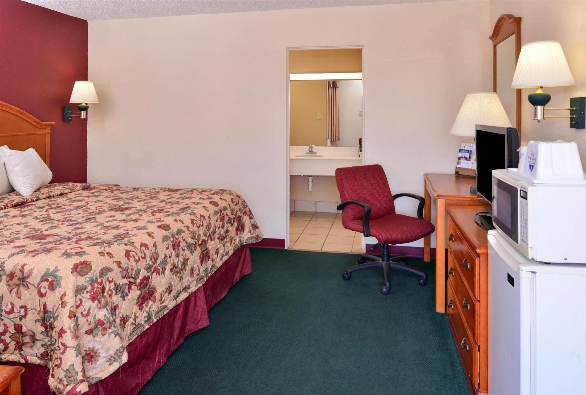 Americas Best Value Inn Lubbock East Bagian luar foto