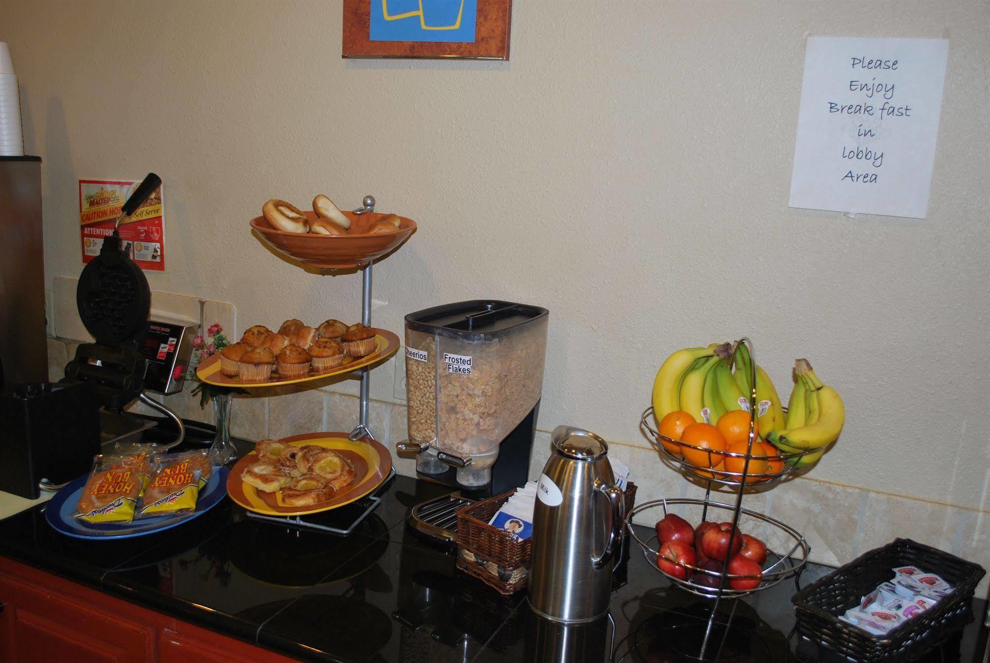 Americas Best Value Inn Lubbock East Bagian luar foto