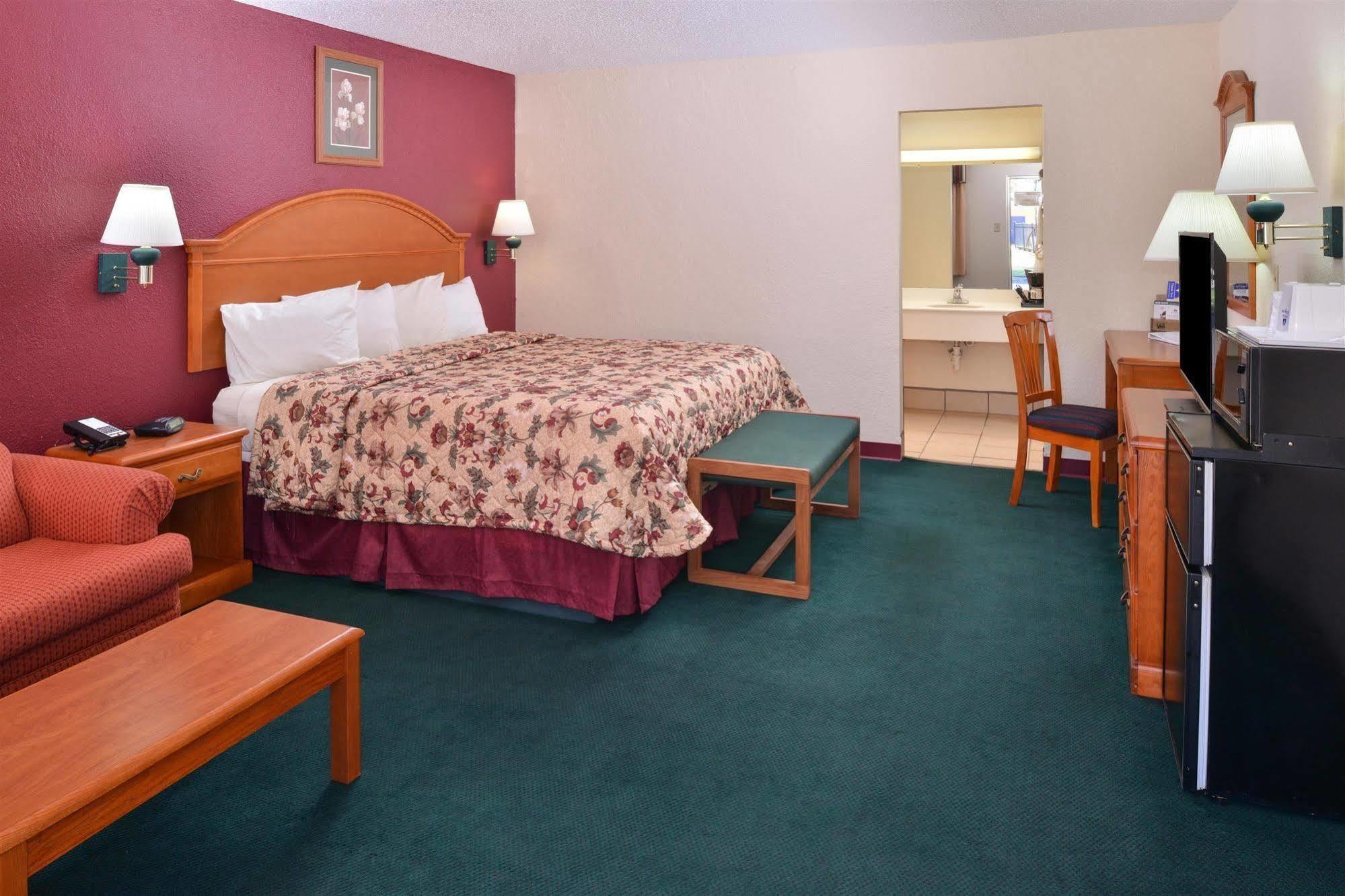 Americas Best Value Inn Lubbock East Bagian luar foto