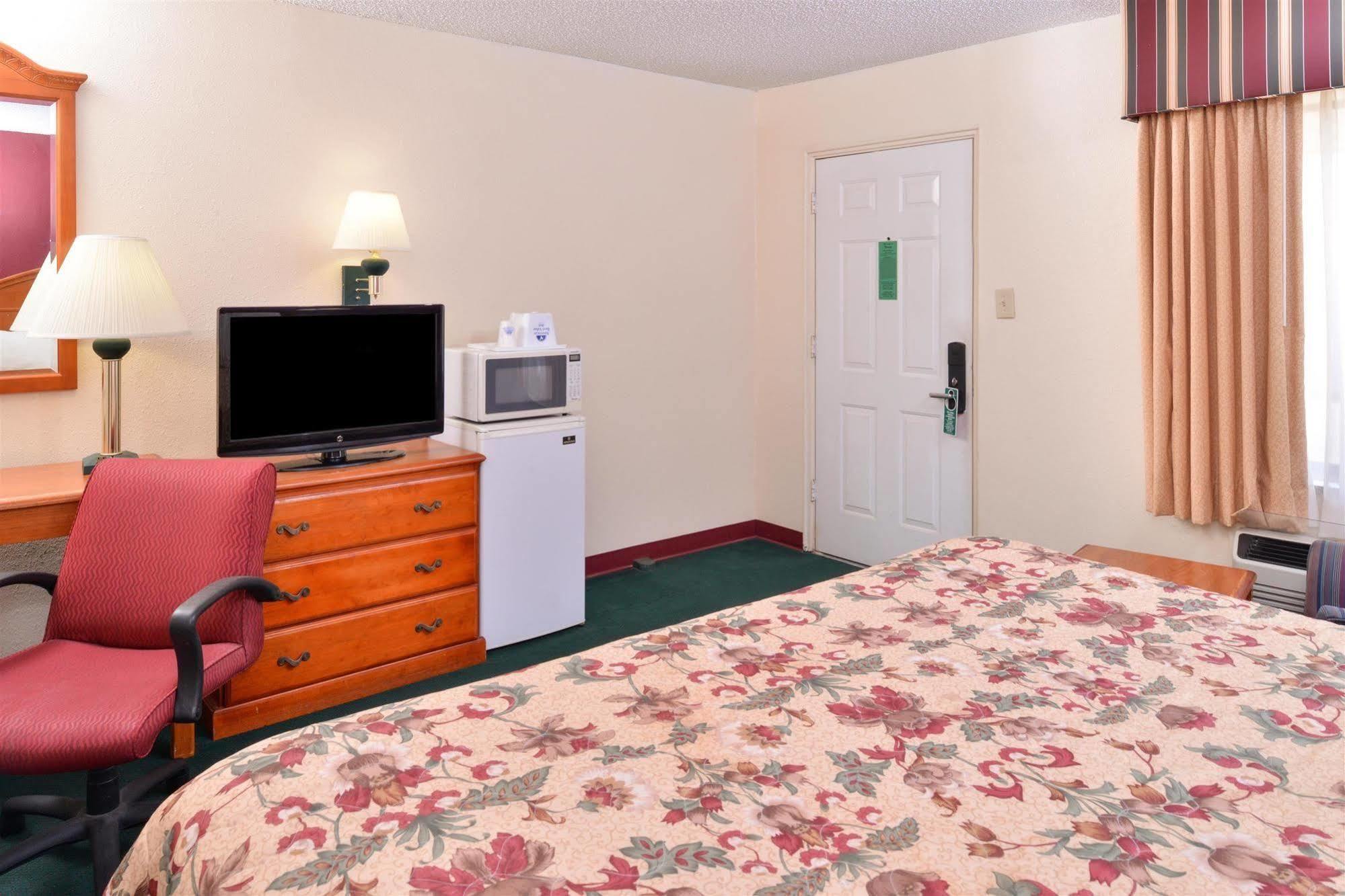 Americas Best Value Inn Lubbock East Bagian luar foto