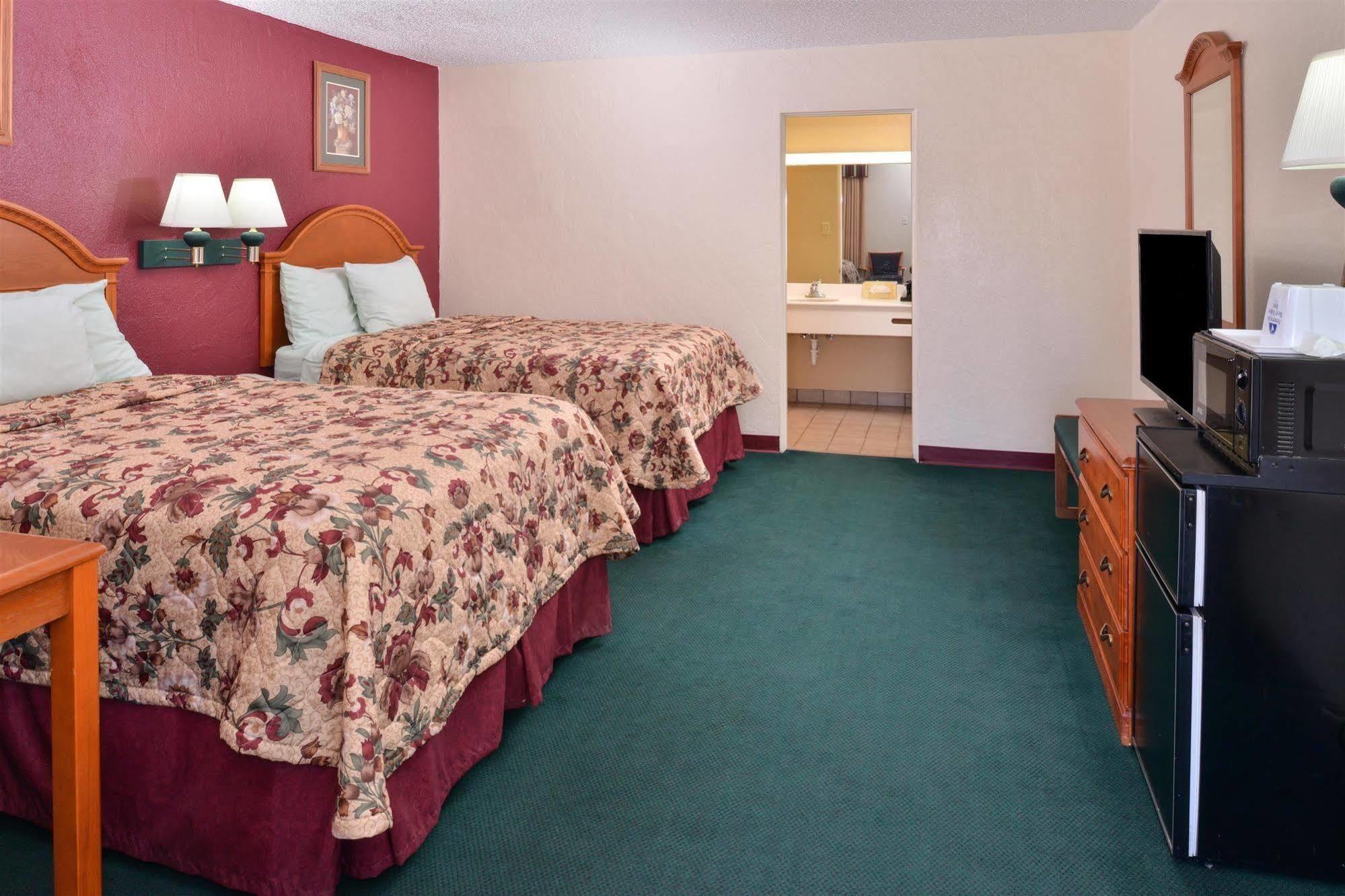 Americas Best Value Inn Lubbock East Bagian luar foto