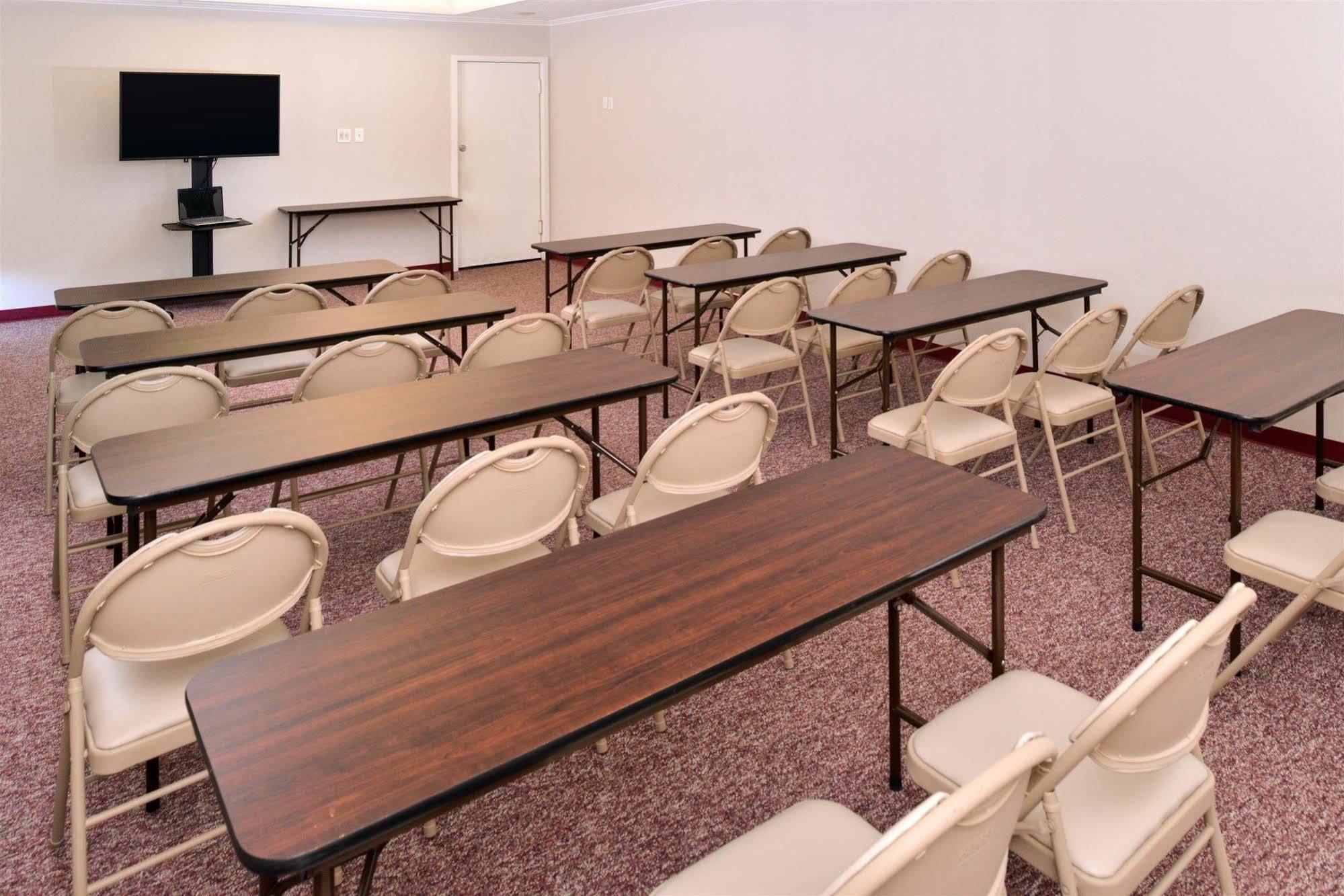 Americas Best Value Inn Lubbock East Bagian luar foto