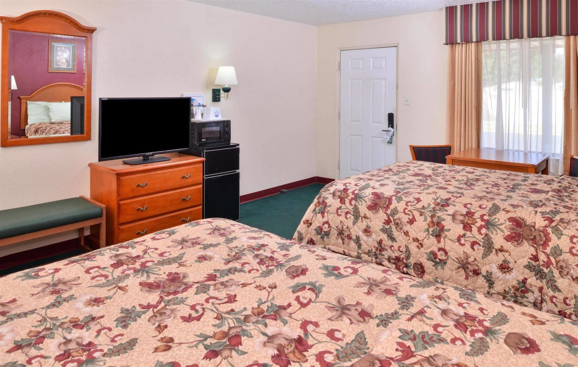 Americas Best Value Inn Lubbock East Bagian luar foto