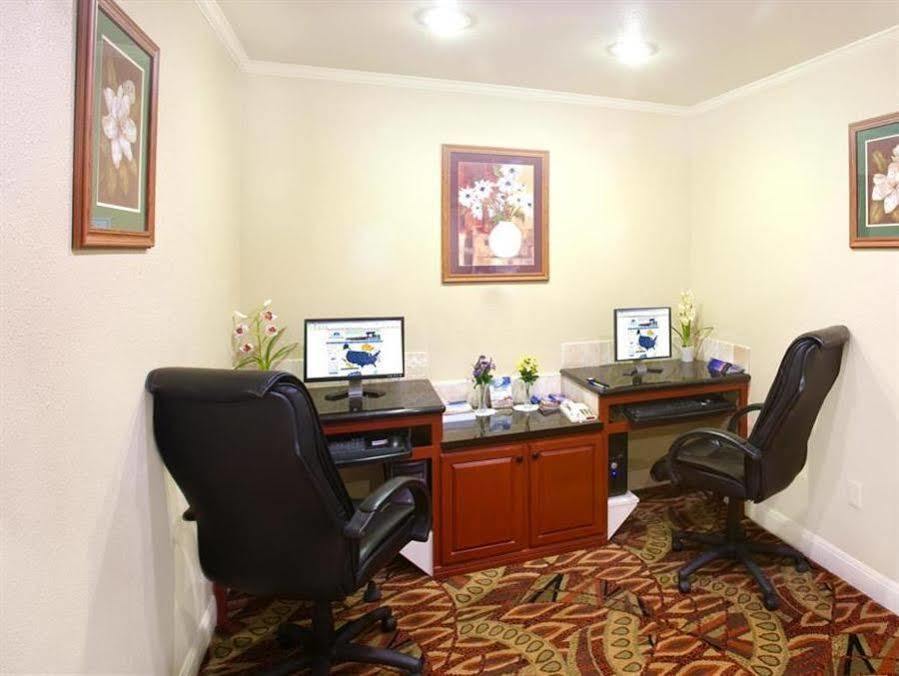 Americas Best Value Inn Lubbock East Bagian luar foto