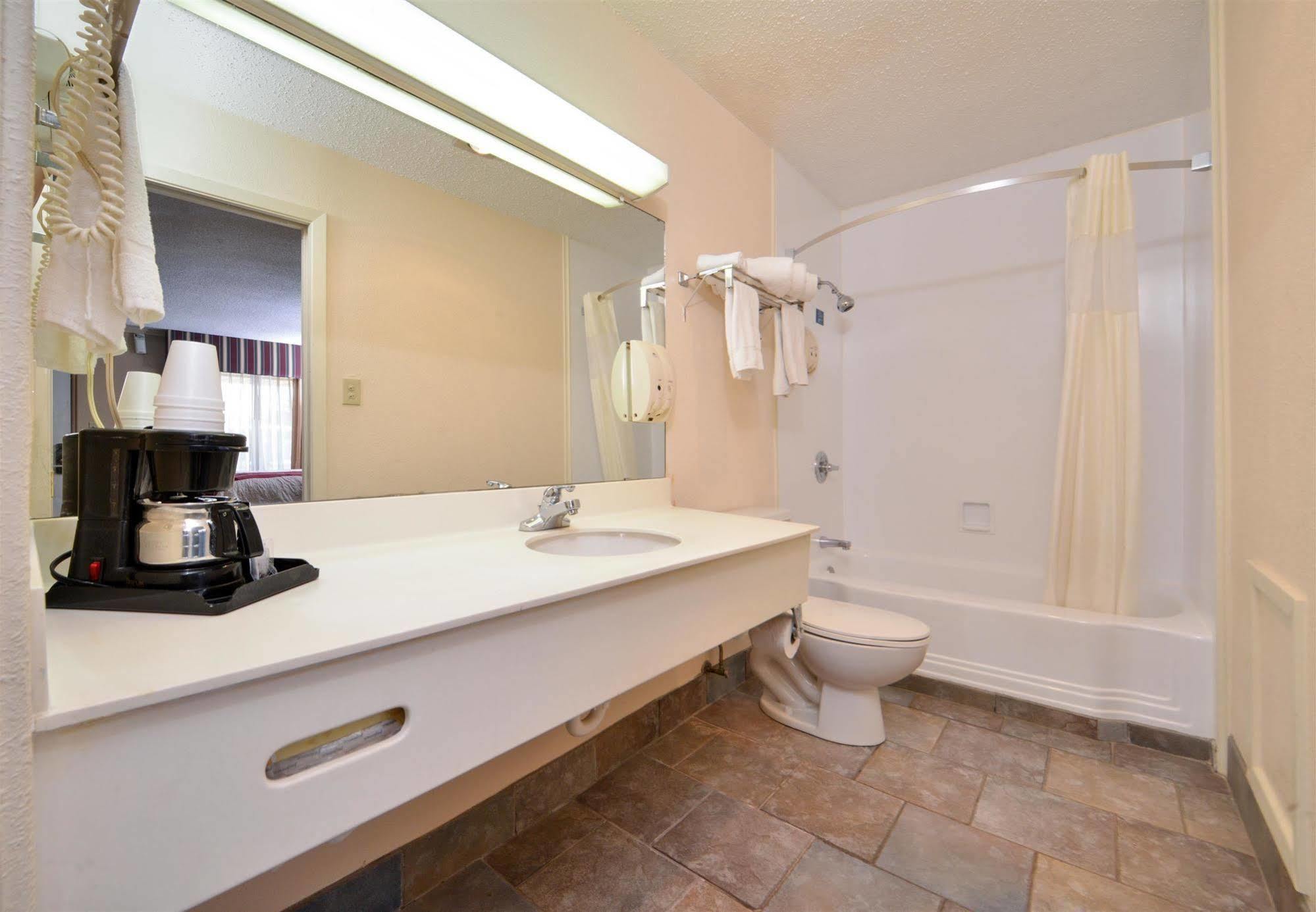 Americas Best Value Inn Lubbock East Bagian luar foto