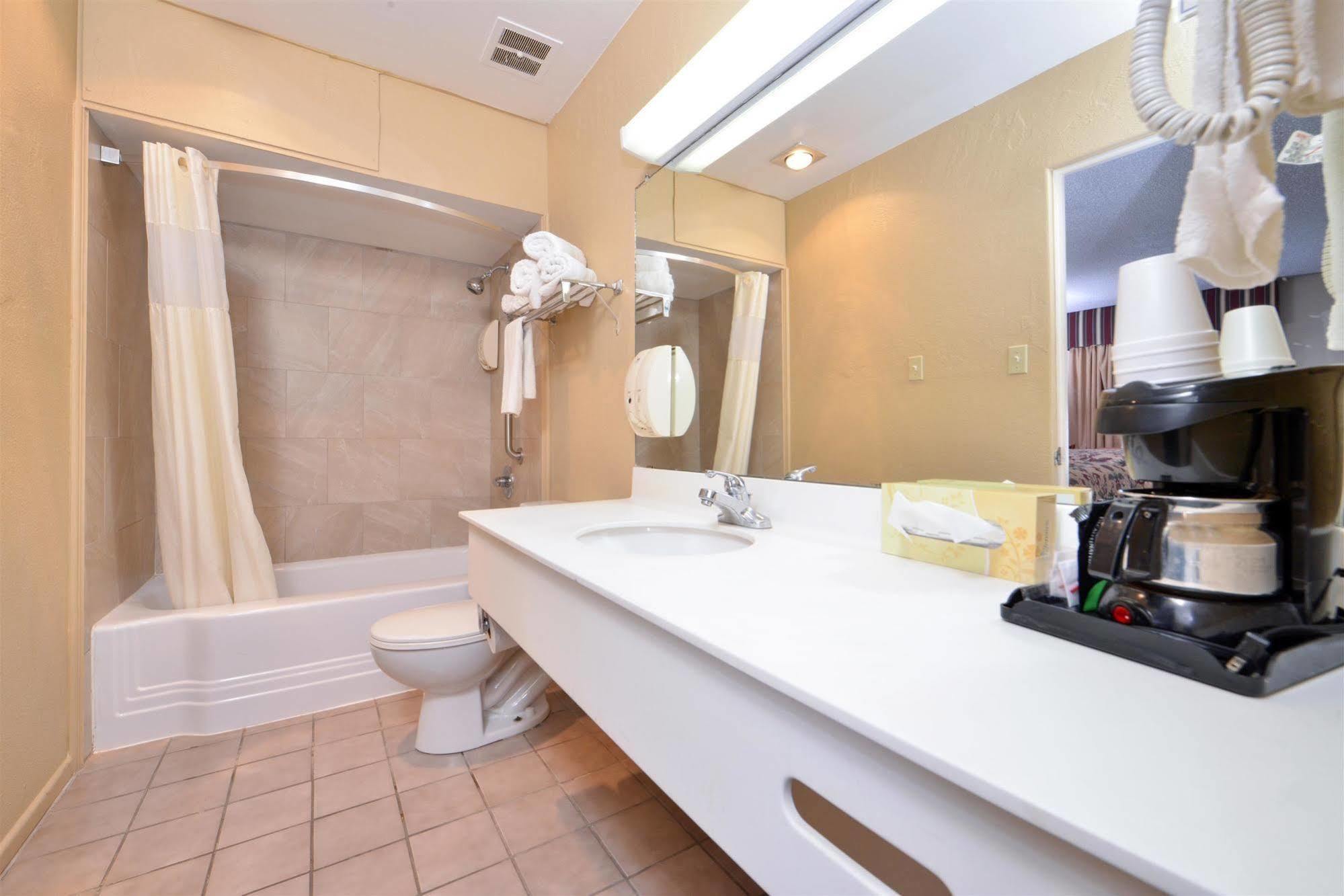 Americas Best Value Inn Lubbock East Bagian luar foto