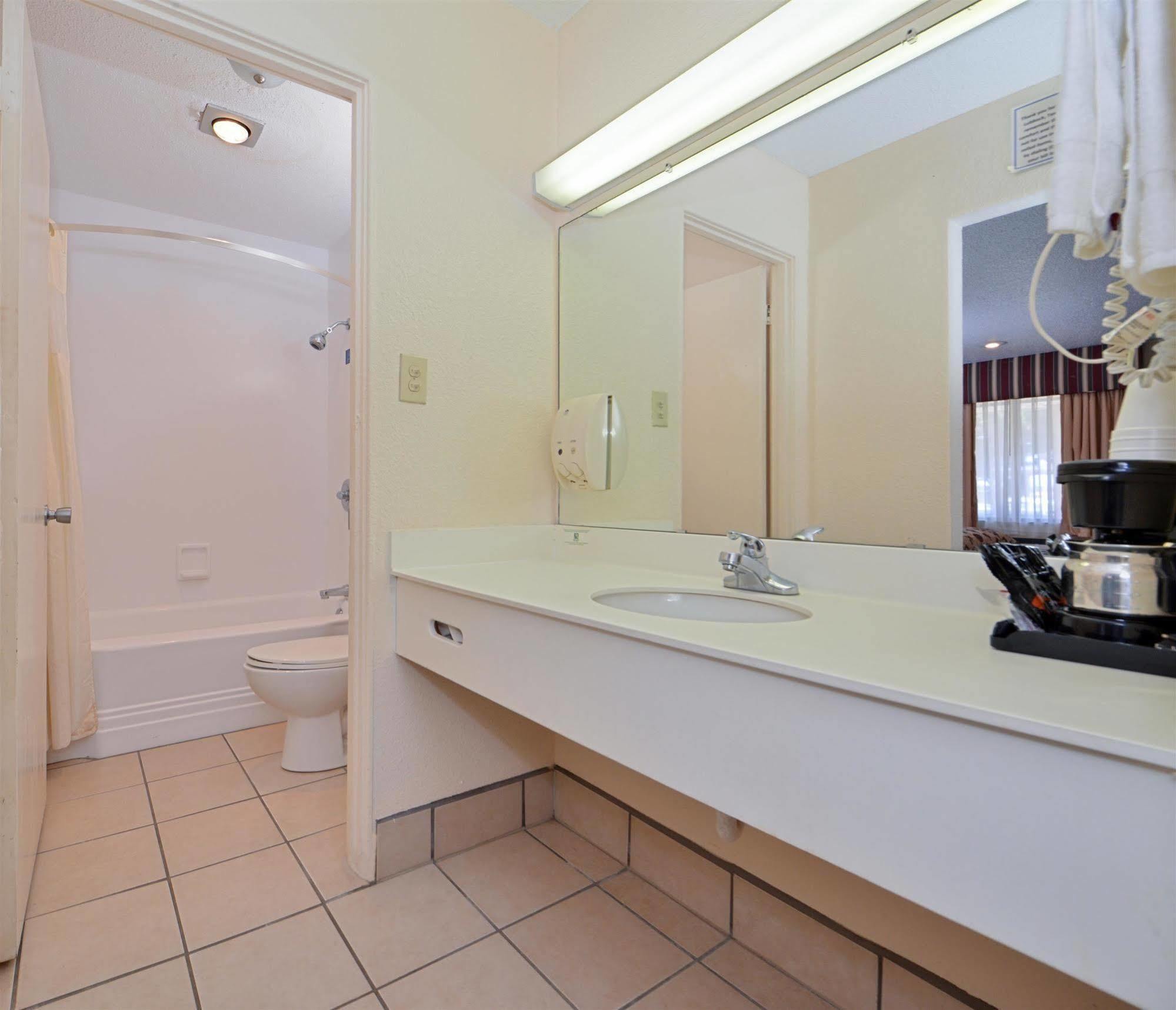 Americas Best Value Inn Lubbock East Bagian luar foto
