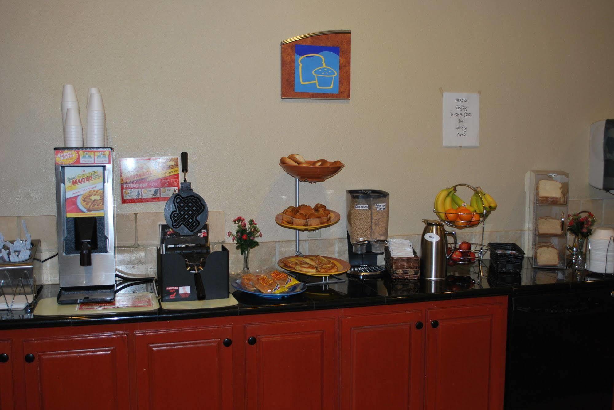 Americas Best Value Inn Lubbock East Bagian luar foto